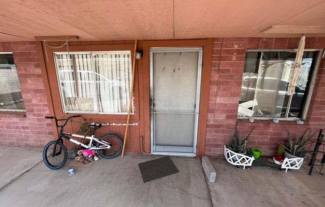 Studio Efficiency 1/2 block to Colorado river
