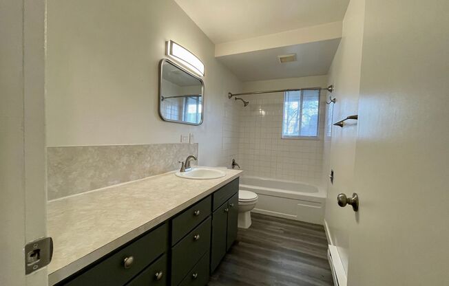 2 beds, 1 bath, 760 sqft, $1,100, Unit 12