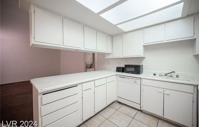 Beautiful 2 bedroom - 2 bath condo in Craigmont Villas