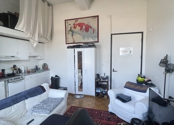 Studio, 1 bath, 320 sqft, $2,200, Unit 301