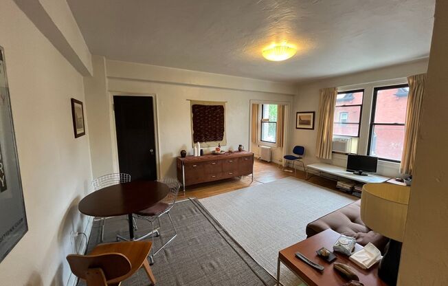 Fully Furnished 1 Bedroom, 1 Bathroom Condo in the Heart of Shadyside Available Now!