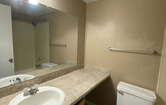 2 beds, 1 bath, 687 sqft, $2,095, Unit A204