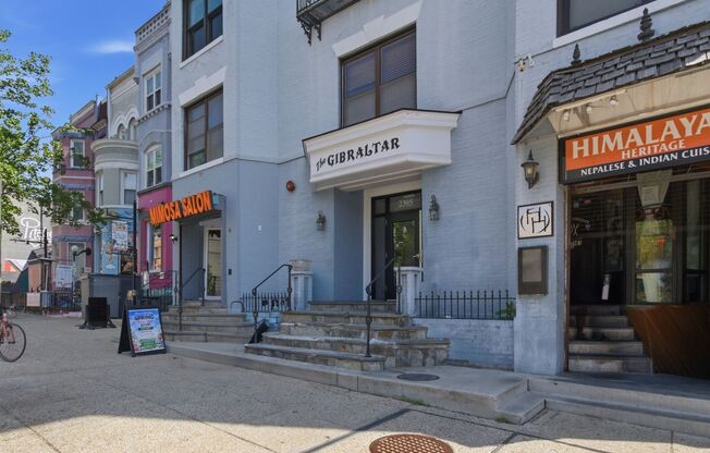 Adams Morgan Updated Top Floor Studio Apartment W/Washer & Dryer