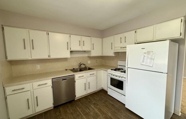 2081-2083 Shangrai La Dr SE