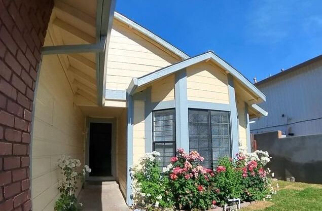 Lovely Home 3 bedrooms, 2baths within Walking Distance to Schools and Park.