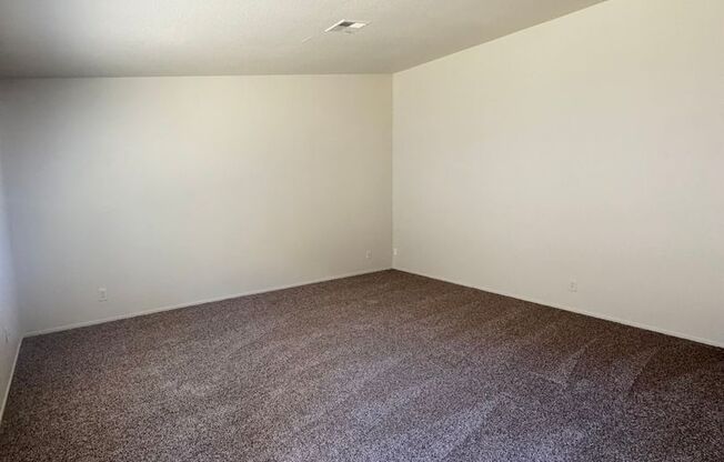 SPACIOUS 3 BEDROOM DUPLEX LOCATED IN NORTH REDDING