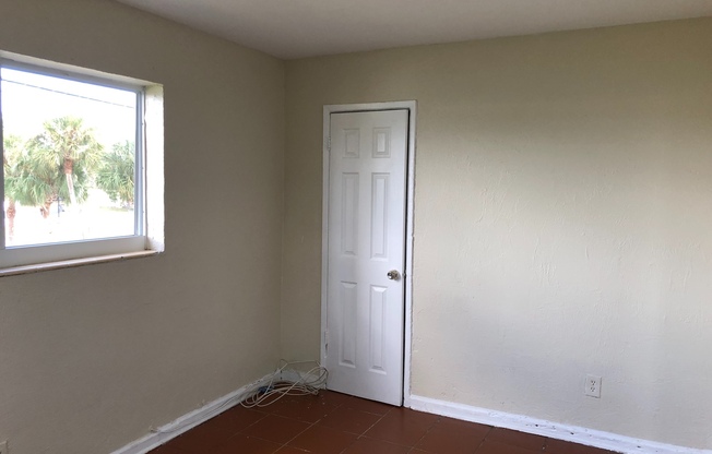 2 beds, 1 bath, 837 sqft, $1,683, Unit 8