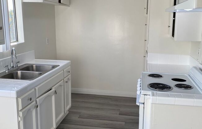 2 beds, 1 bath, $1,995, Unit 27