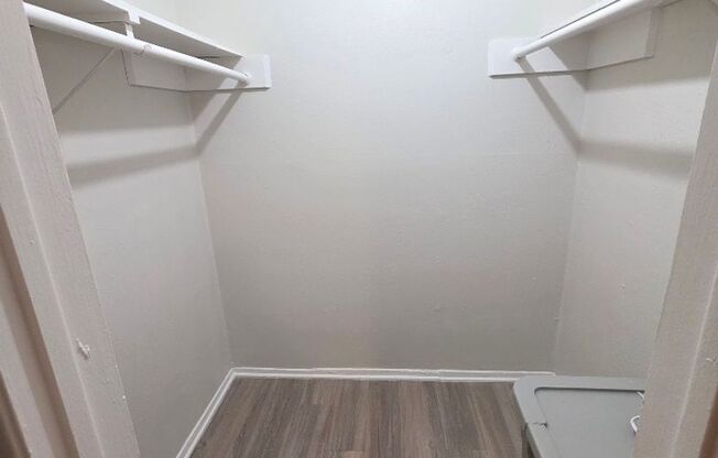 2 beds, 1 bath, 900 sqft, $1,321, Unit LAW11-116