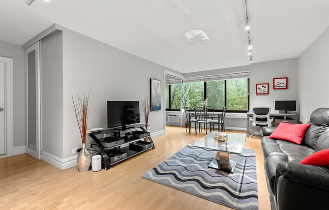 1 bed, 1 bath, 650 sqft, $4,350, Unit 5Y