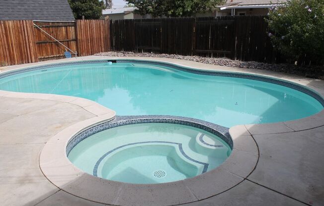 3 Bedroom / 2 bathroom Pool Home in Hemet!