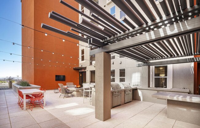 Fremont9 Outdoor Courtyard with Grills and Seating