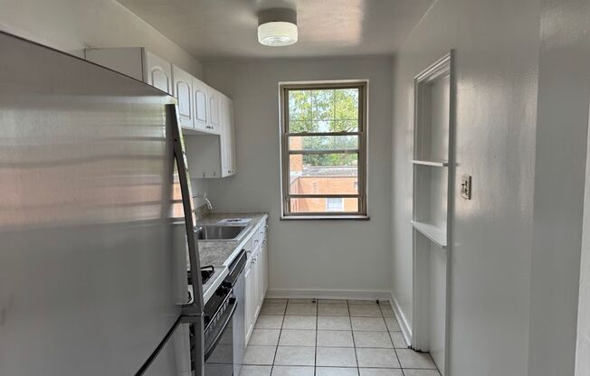 3 beds, 1 bath, 800 sqft, $2,100, Unit 406D