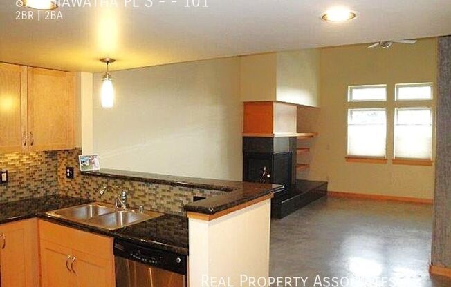 827 HIAWATHA PL S
