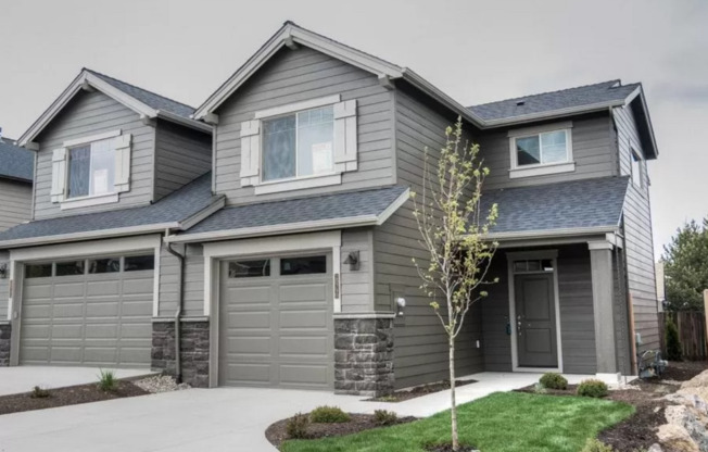 Free Rent in September!!! 3 Bed/2.5 Bath Townhouse located in NE Bend's McCall Landing