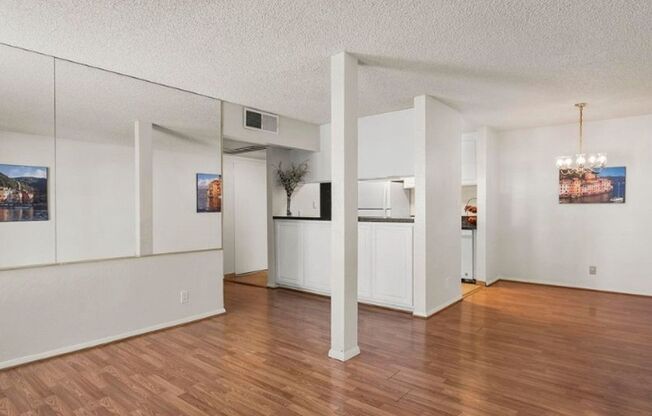 2 beds, 1 bath, $1,650, Unit # 211