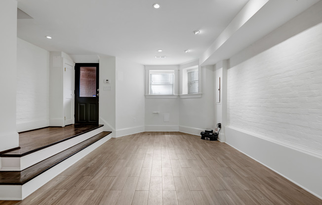 545 11 ST SE