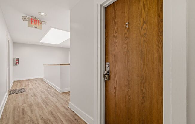 Adams Morgan Updated Top Floor Studio Apartment W/Washer & Dryer