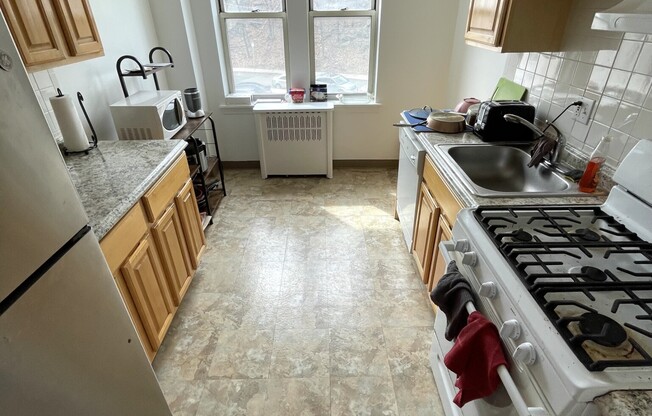 2 beds, 1 bath, $3,000, Unit 16