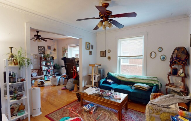2136 W BERTEAU AVE