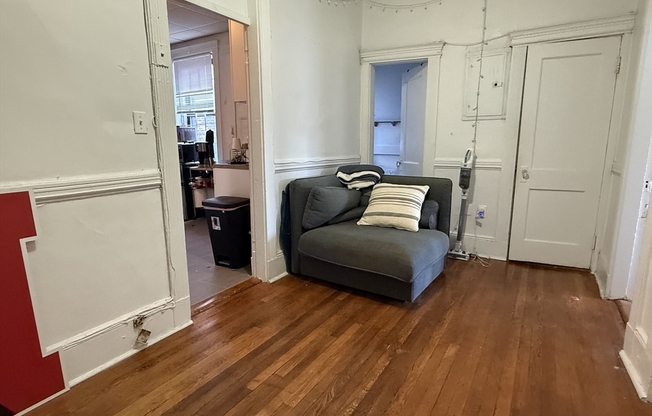 3 beds, 1 bath, $4,650, Unit 19
