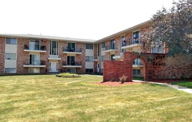 2 beds, 1.5 baths, 800 sqft, $925, Unit 2401 Rocklyn Drive Unit 11