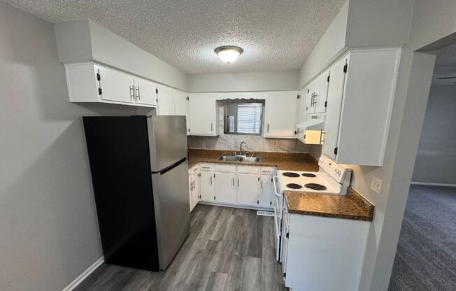 Spacious 2 bedroom / 1 bathroom duplex in Independence!