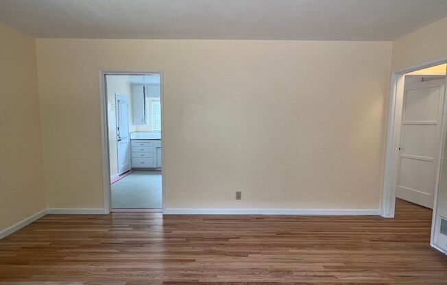 Spacious 1+1 in Burbank