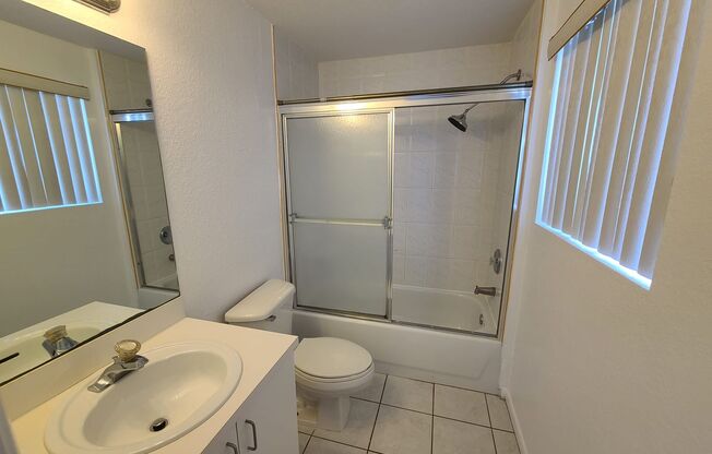 SPACIOUS 2/2 LOCATED IN THE HEART OF HOLLYWOOD