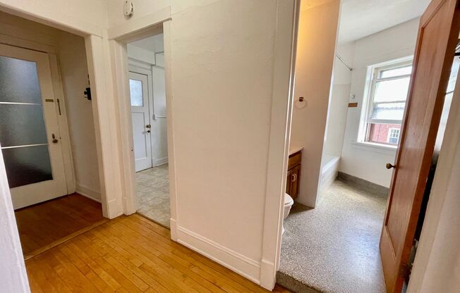 1 bed, 1 bath, $1,095, Unit 11