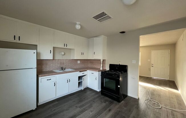 2 beds, 1 bath, $1,100, Unit 1