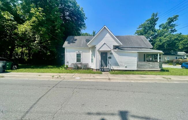 Welcome to this charming 3-bedroom, 1-bathroom home located in the vibrant city of Charlotte, NC