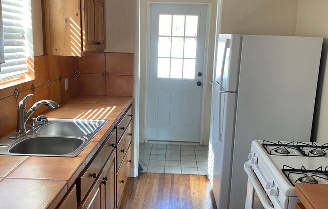 2 beds, 1 bath, $1,250