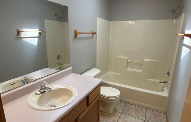 2 beds, 2 baths, $1,275, Unit 4312 N Morgan Ct