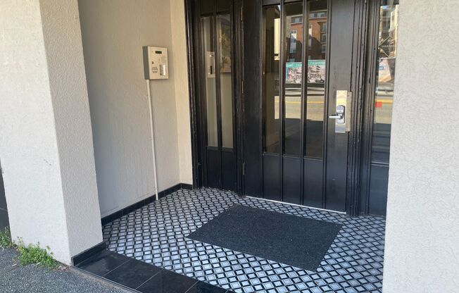 Lake Street Apartments | Downtown Kirkland | Renovated Units Just Steps from Marina Park