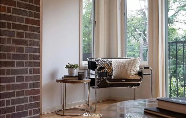 Beautiful 2 Bed / 2 Bath Condo in the Heart of Capitol Hill, Seattle