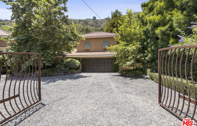 3265 MANDEVILLE CYN RD