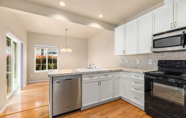 Spacious 2 bedroom 2.5 Townhome in Essex Park!!