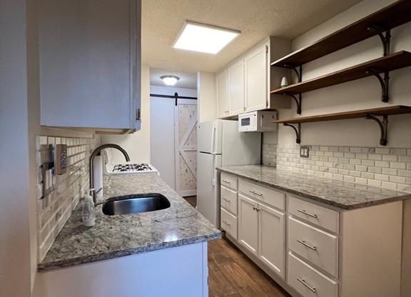 1 bed, 1 bath, 675 sqft, $1,750, Unit B