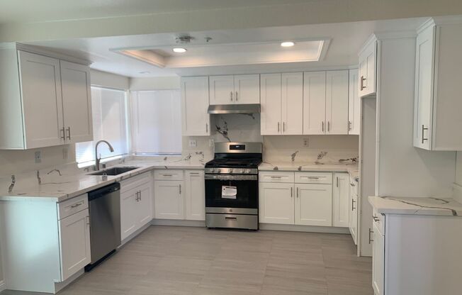 Beautiful 4 Bedrooms, 2.5 Baths Single Family Home with Attached Garage for Lease in Fontana