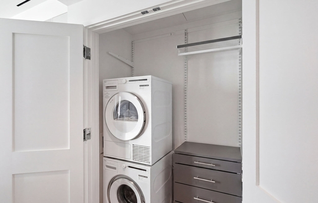 Studio, 1 bath, 385 sqft, $5,000, Unit 2412