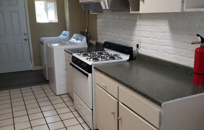 (((Available))) 3BR 1 BA House Shared w/ADU 673 E. Margarita Rd Rialto