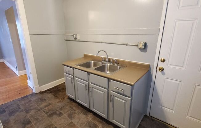 2 beds, 1 bath, $850, Unit 3