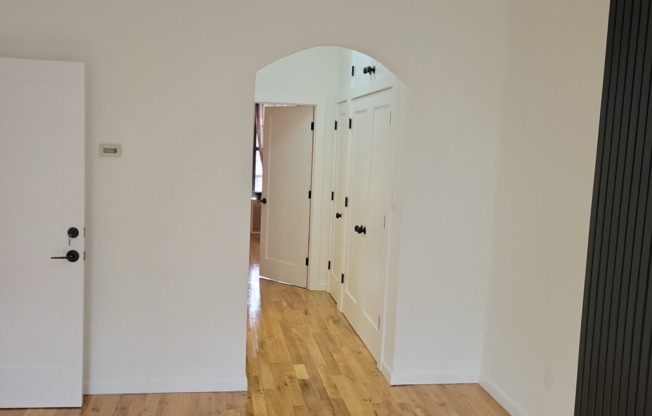 2 beds, 1 bath, $3,000, Unit 2