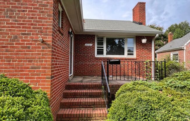 Adorable 3 Bedroom House in Malvern Gardens Available May 30th!!