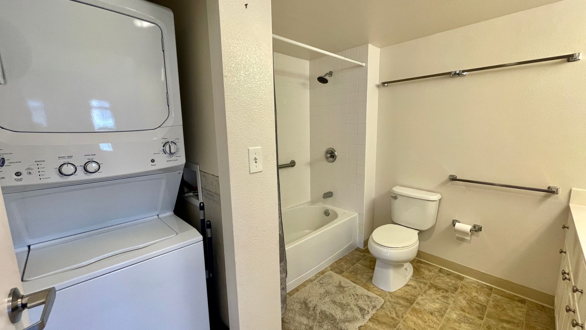 AVAILABLE OCT 1ST! 1/1/1 in 801 SOUTH ST (KAKAAKO)!! GREAT LOCATION