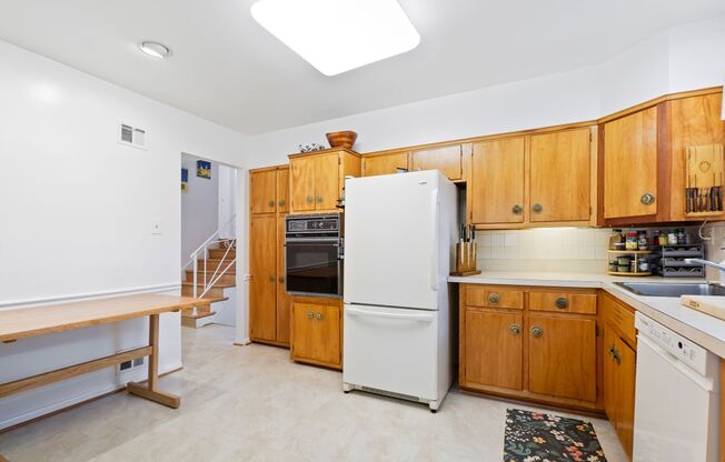 Spacious Split Level on Sundale Stone's Throw from Parkway Deli!