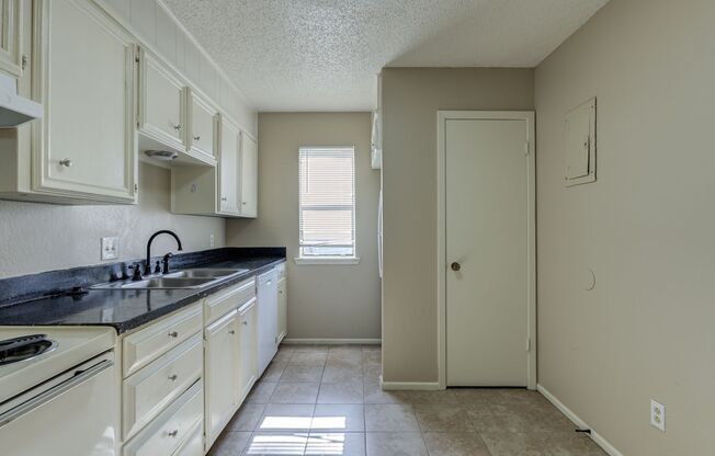1 bed, 1 bath, 700 sqft, $675
