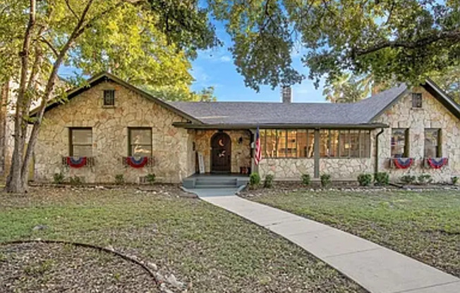 Welcome home to 2170 W Kings Hwy!