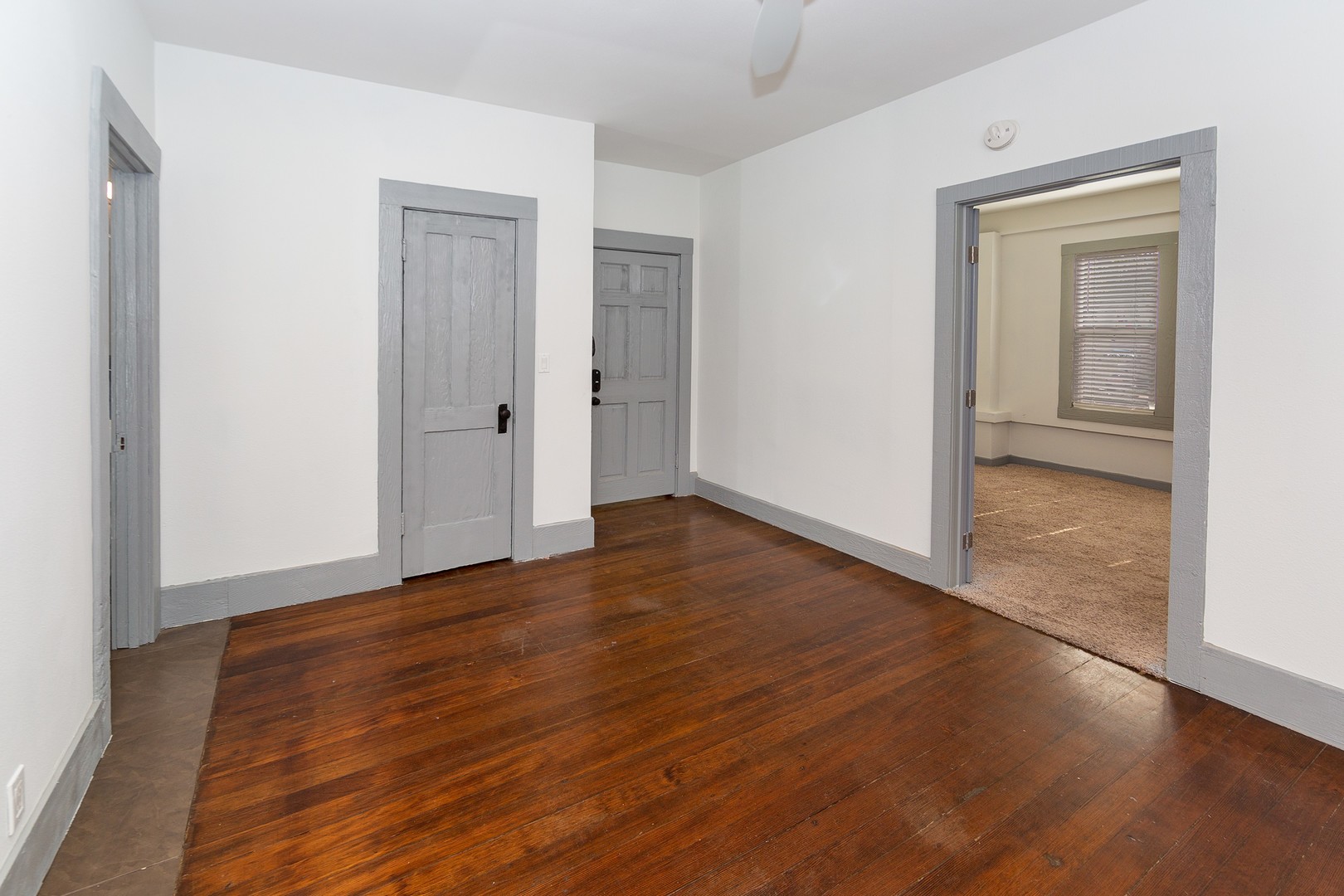Beautiful 1b Apartment Located in Downtown LBC - All utilities included !!!!